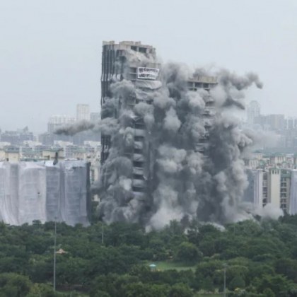 Разрушиха два незаконно построени небостъргача в Индия за по малко от