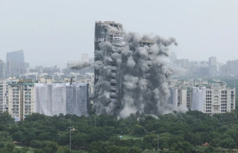 Взривиха два 103-метрови небостъргача в Индия ВИДЕО