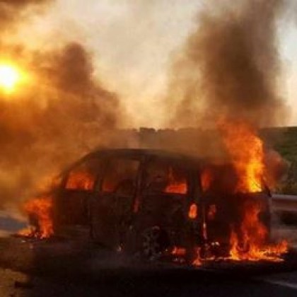 Кола се запали на Северната тангента, движението е затруднено