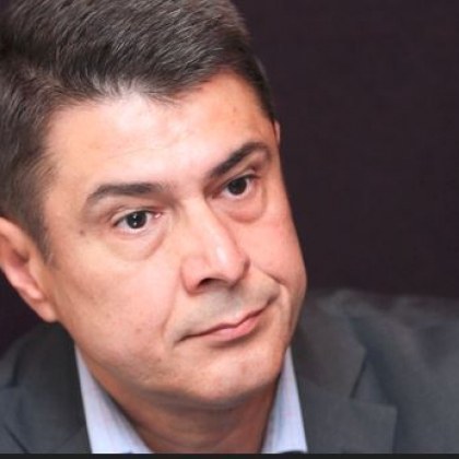Възможно е да има чадър над мигрантите от страна на служители на МВР