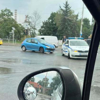 На кръстовище в София: Кола удари полицейски патрул СНИМКИ