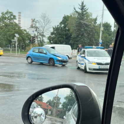Кола блъсна полицейски патрул в столицата Лек автомобил е ударил полицейска