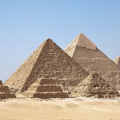 Изграждането на големите египетски пирамиди в Гиза преди около 4500