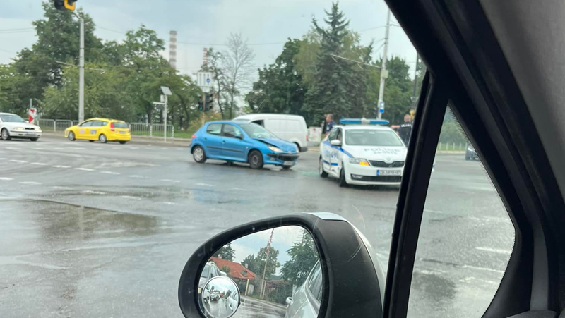 Кола блъсна полицейски патрул в столицата.Лек автомобил е ударил полицейска
