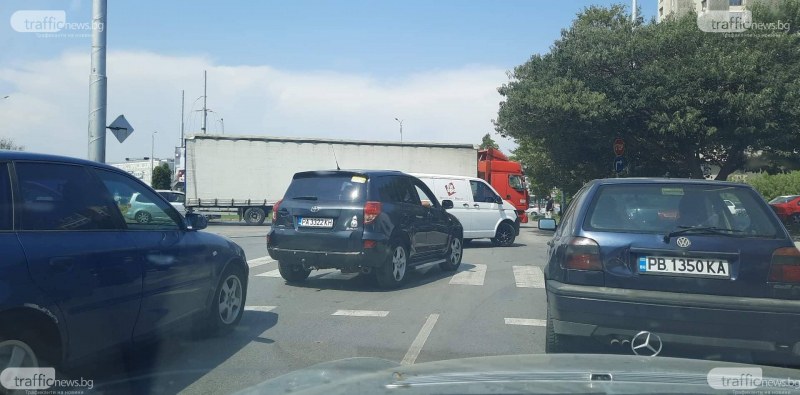 Камион аварира в Пловдив, предизвика тапа СНИМКИ