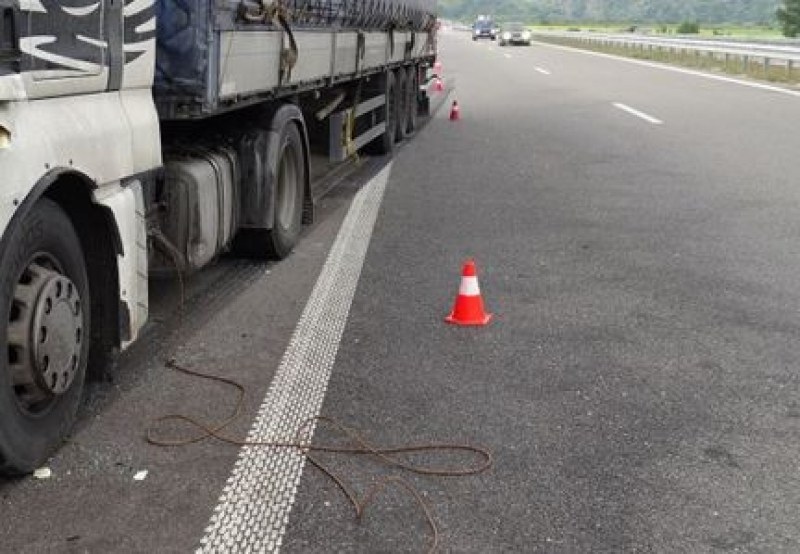 Временно е ограничено движението в изпреварващата лента в двете посоки