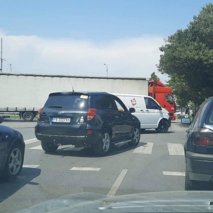 Камион аварира в Пловдив, предизвика тапа СНИМКИ