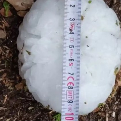 В каталунския град Ла Бисбал д Емпорда 2 годишно момиченце почина заради градушка На мястото