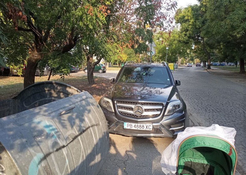 Поредно паркиране възмути жители на Пловдив и предизвика гневни коментари.На
