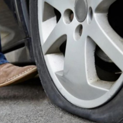 Спаднала гума излезе солено на шофьор който остана възмутен от