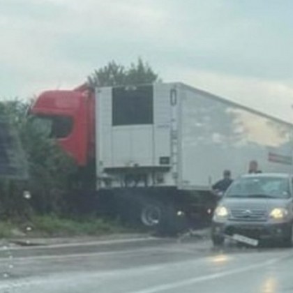 Катастрофирал тир затвори международния път Е 79 между Мездра и Ботевград