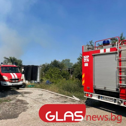 Цяла нощ пожарникари и доброволци се борят с пожара край Свилевград
