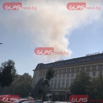 Пожар е избухнал в пловдивското училище  Душо Хаджидеков Огромен стълб дим