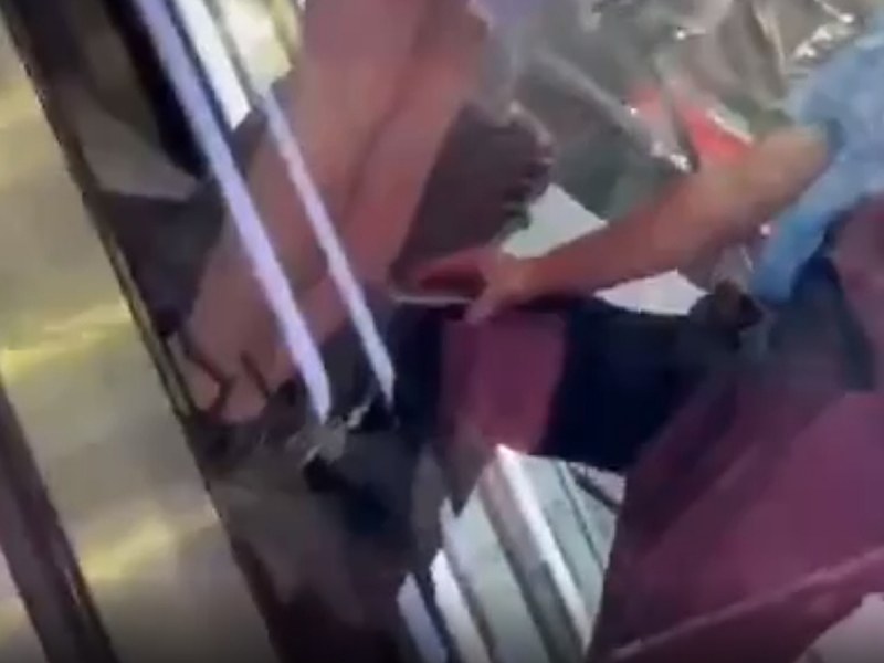 Служител на летище снима бельото на пътничка под полата й. Заснеха го на ВИДЕО