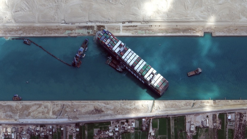 Инцидент в Суецкия канал затвори за кратко един от най-важните
