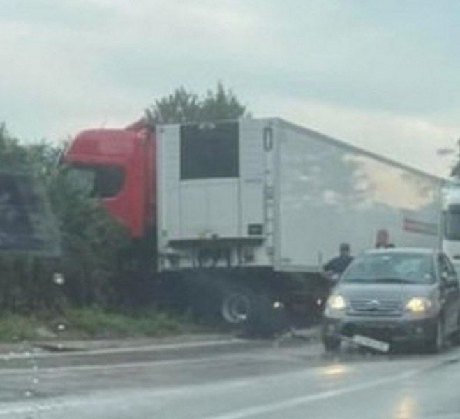 Катастрофирал тир затвори международния път Е-79 между Мездра и Ботевград. Инцидентът