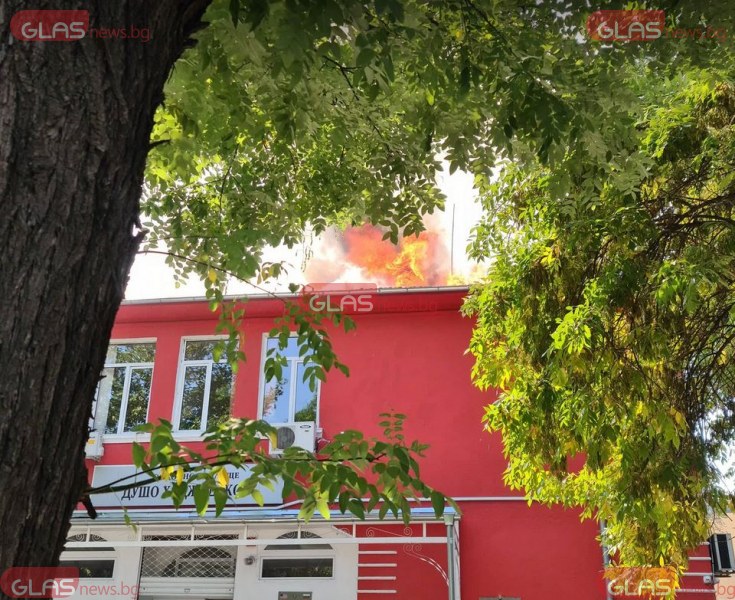 Пожар е избухнал в пловдивското училище  Душо Хаджидеков“.Пет пожарни автомобила