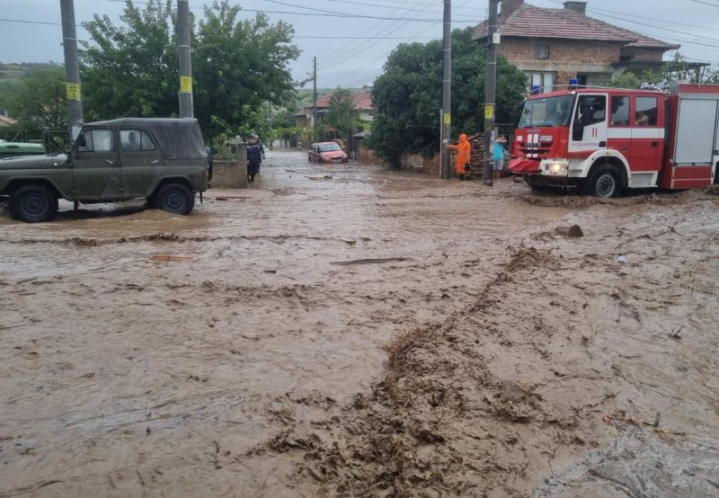 Десетки екипи на полицията и пожарната от Пловдивска област са