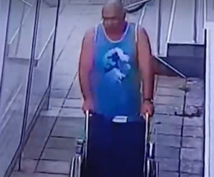 Грозно! Мъж открадна количка от поликлиника, престори се на инвалид ВИДЕО