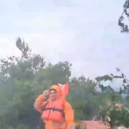 Започна евакуацията на бедстващите хора в карловското село Богдан На