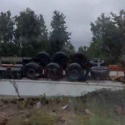 Камион се обърна на главен път, движението е затруднено ВИДЕО