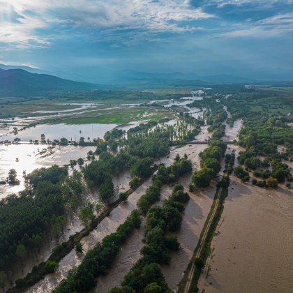 Критични участъци по течението на придошлата река Стряма която наводни