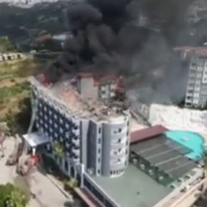 Огромен пожар избухнав петзвезден хотел в курорта Алания окръг Анталия