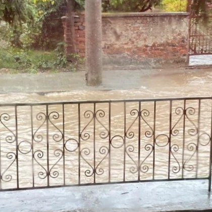 Пороен дъжд напълни улиците на пловдивското село Браниполе с вода За