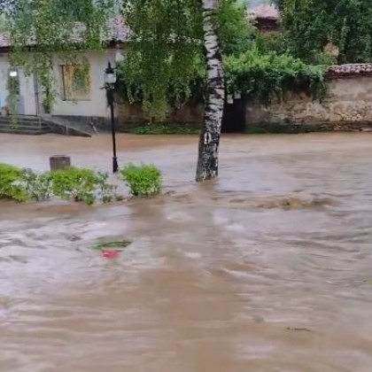 Улица в историческия архитектурен резерват Копривщица е под вода Снимки публикувани