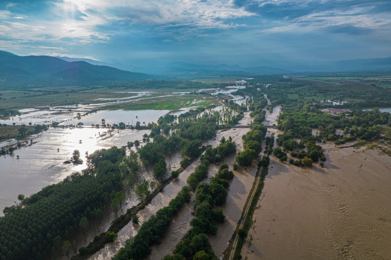 Критични участъци по течението на придошлата река Стряма, която наводни