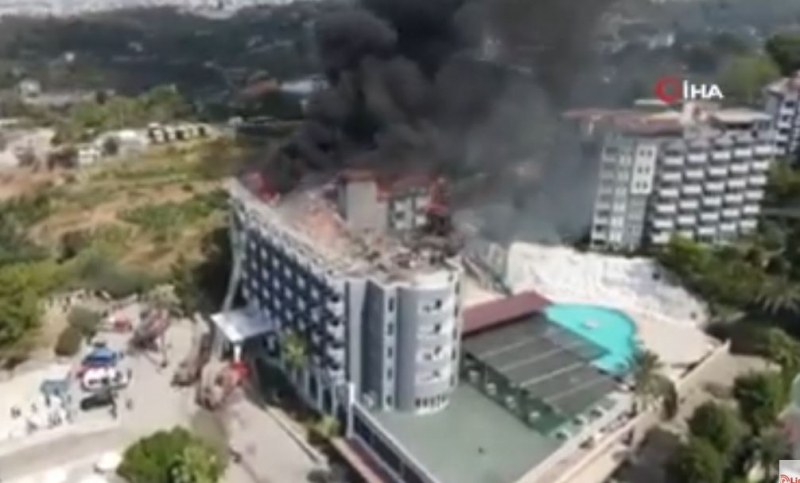 Огромен пожар в турски курорт, пострадал е пожарникар ВИДЕО