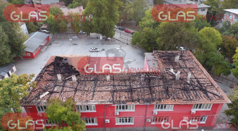 Пожар унищожи покрива на пловдивското училище Душо Хаджидеков. Огънят пламна