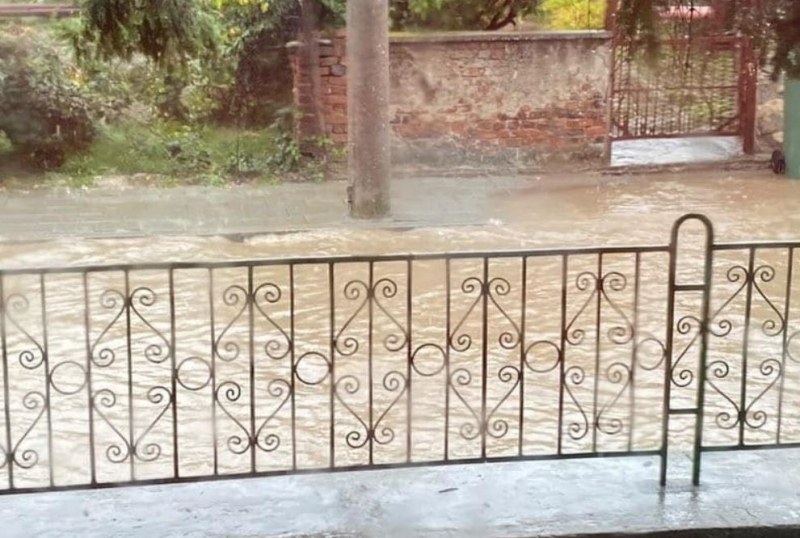 Порой се изсипа в Браниполе, улици са под вода СНИМКИ+ВИДЕО