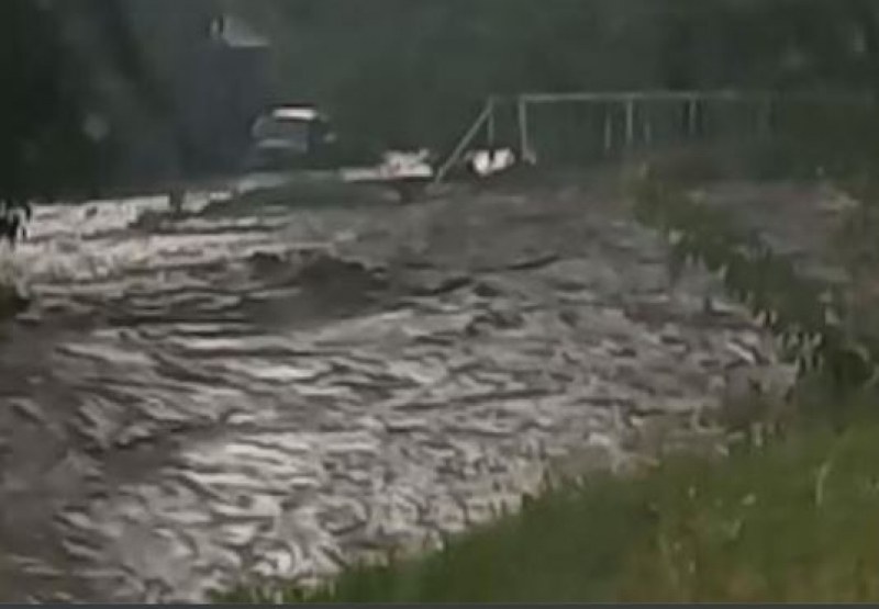 Река в Карловско преля, има наводнени къщи и евакуирани