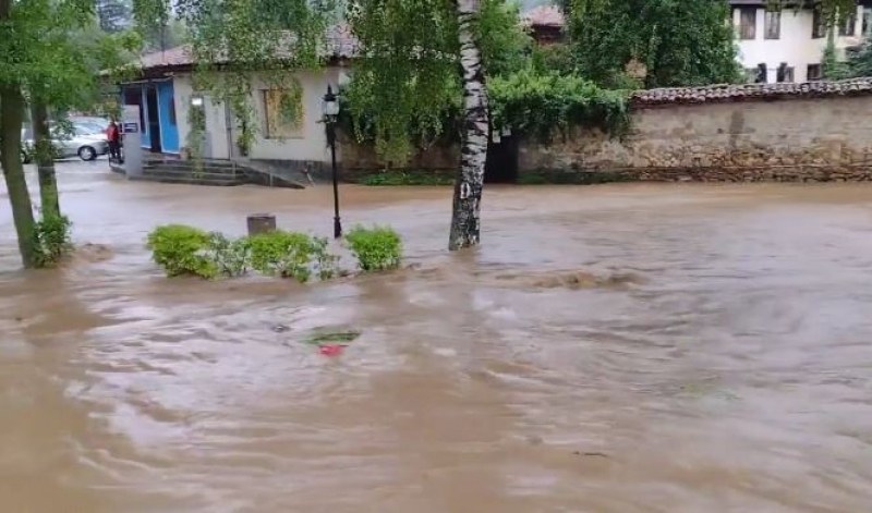 Улица в историческия архитектурен резерват Копривщица е под вода.Снимки, публикувани