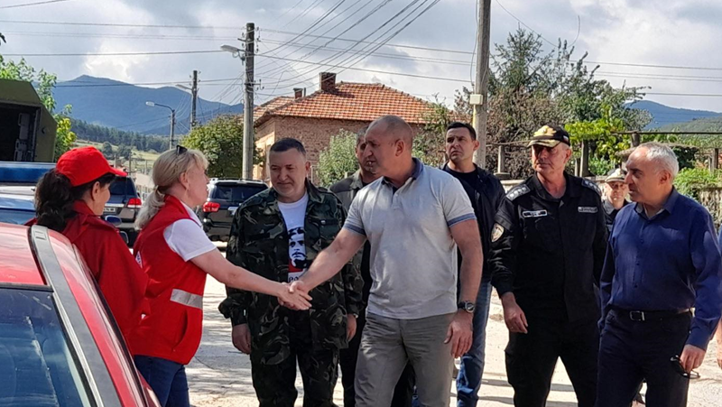 Екипи на БЧК оказват подкрепа на засегнатите хора в община Карлово СНИМКИ