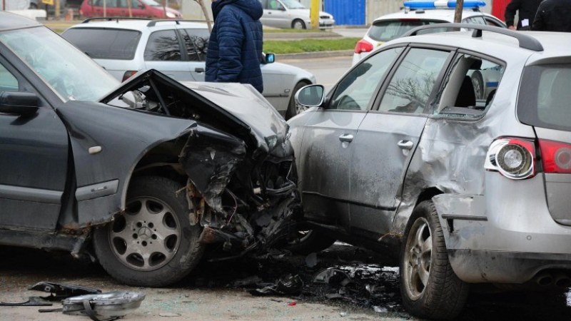 Кола се вряза в автомобили на паркинг