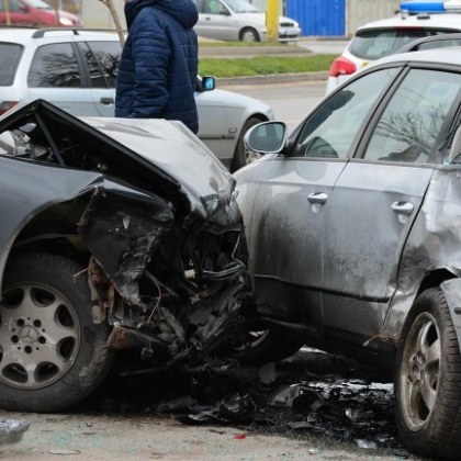 Кола се вряза в автомобили на паркинг