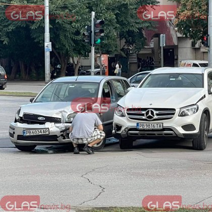 Мерцедес и Форд се блъснаха на кръстовище в Пловдив  СНИМКИ