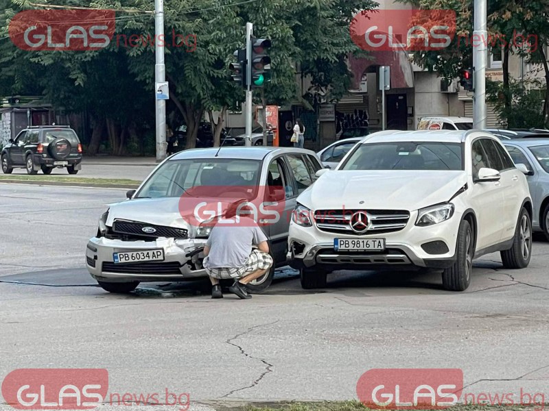 Мерцедес и Форд се блъснаха на кръстовище в Пловдив  СНИМКИ