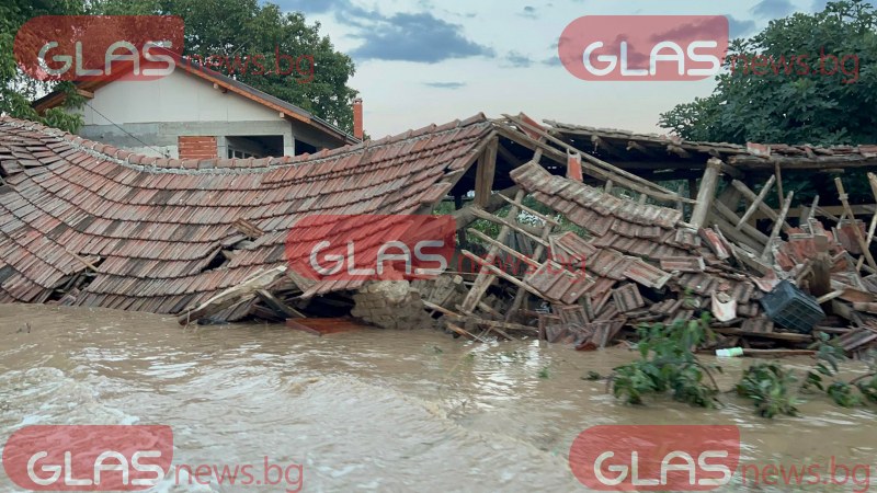 Първи СНИМКИ от Трилистник - селото е потопено