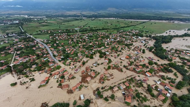 Водолази и алпийски екипи спасяват хората в Каравелово