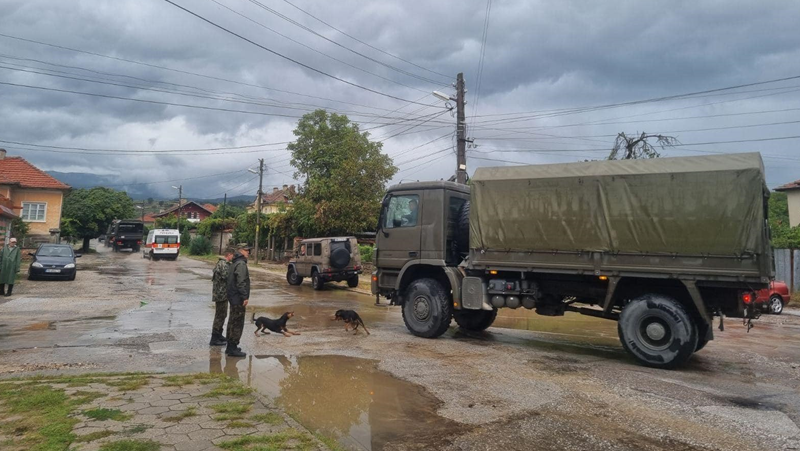 Военни поставиха мост, за да свържат откъснатите села в Карловско