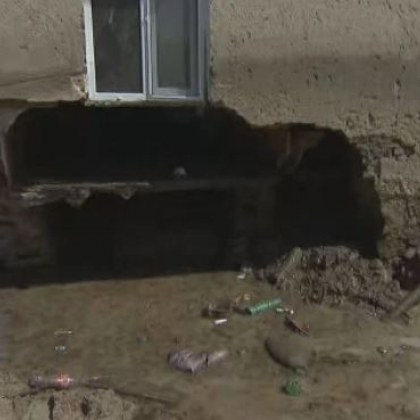 Дървета, носени от придошлата вода, съборили стена на дом в Богдан СНИМКИ