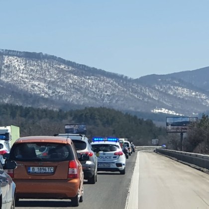 Затруднено е движението по АМ Тракия посока София съобщиха от