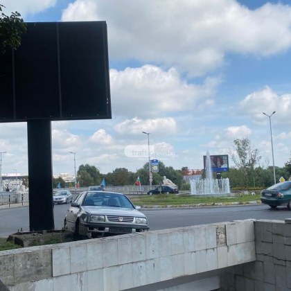 Катастрофа на кръговото на Водната палата в Пловдив Автомобилсе заби в