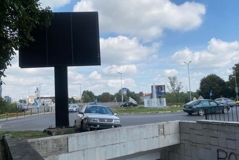 Катастрофа на кръговото на Водната палата в Пловдив.Автомобилсе заби в