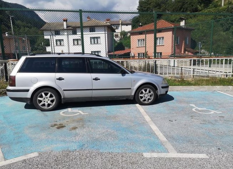 Паркиране на инвалидни места повдигна въпроси СНИМКА