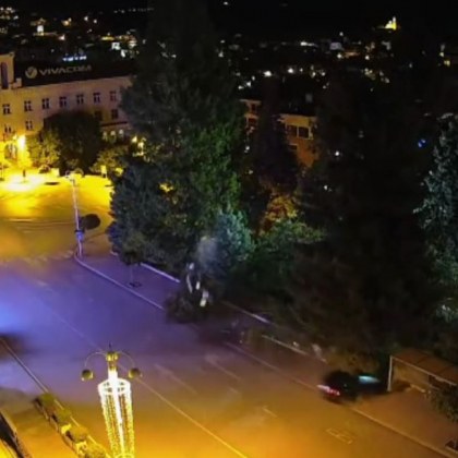 Тежка катастрофа! Млад шофьор помете дървета, стълб и спирка ВИДЕО