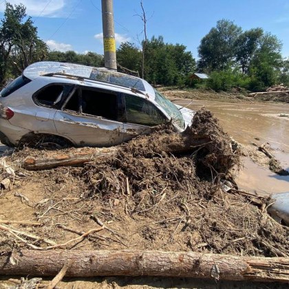 Тежка техника влиза в наводнените села в Карловско 20 служители